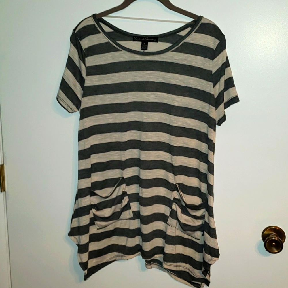 Striped sharkbite hem tunic